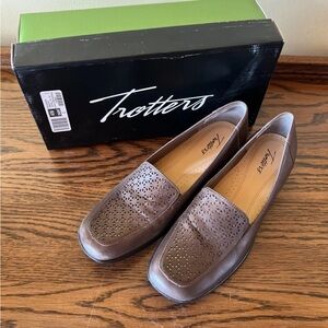 Trotters Brown Leather Perforated Top Loafers Sz 10.5 Narrow 10.5N